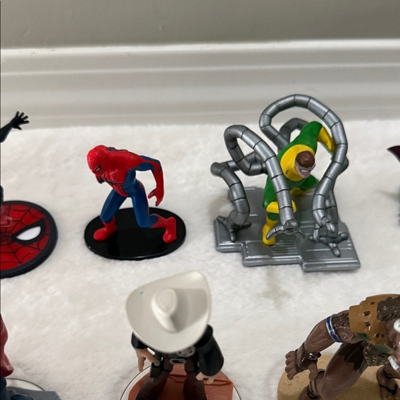 Assorted Action Figures Collection - Picture 6 of 11